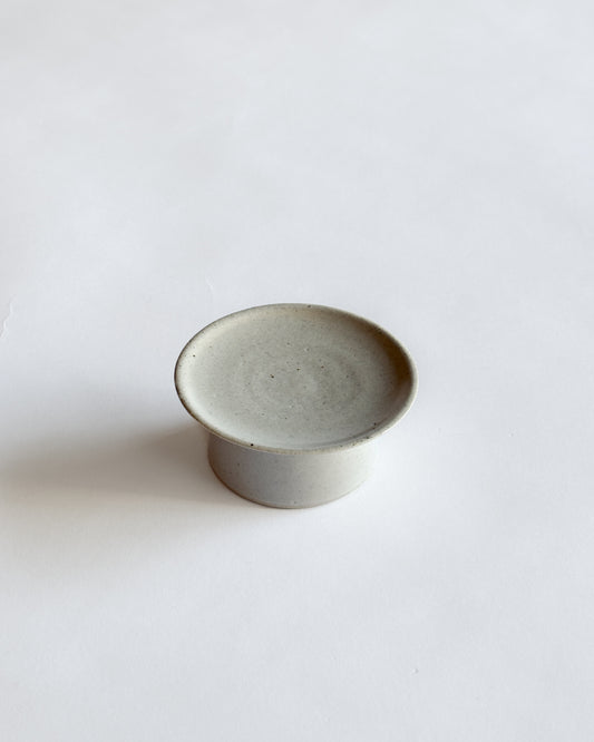 (J1) Janice Wong Elevated Plate — Oatmeal Stoneware