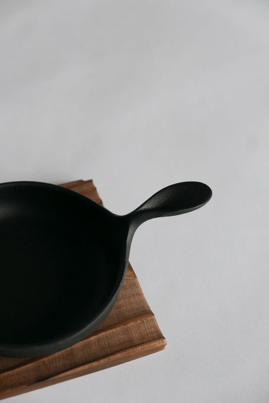 Rikucho Ogasawara Small Cast Iron Pan (with Lid)